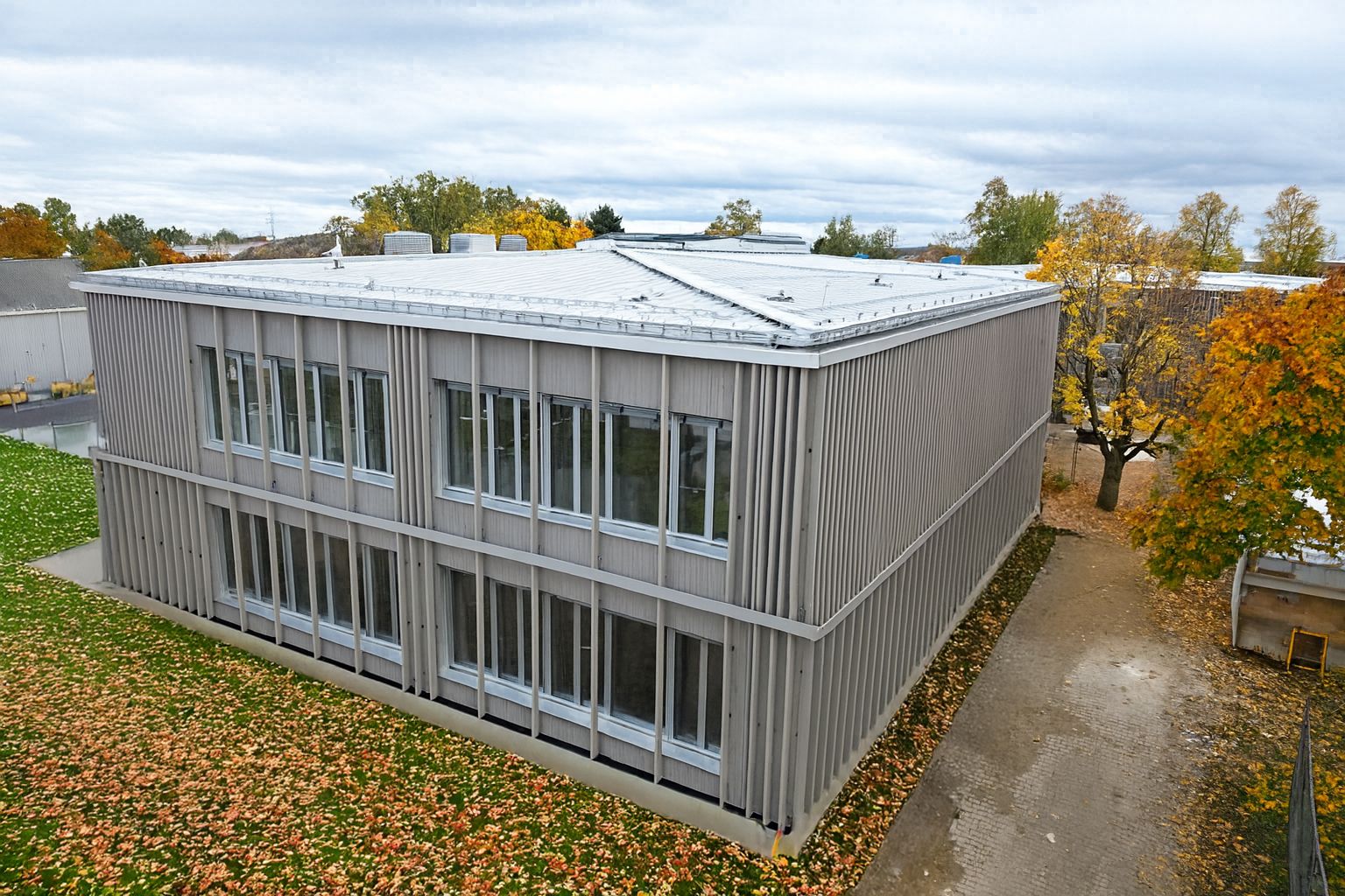 Worfelden Grundschule komplettes Gebäude mit Rasen und Herbstlaub